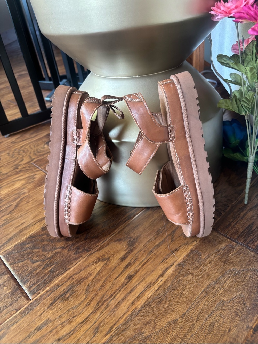 UGG Goldenstar Platform Sandal Sz 8 GUC! - Picture 5 of 11